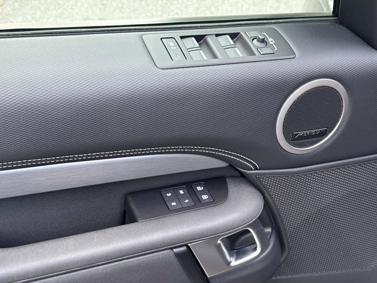 Used 2024 Land Rover Discovery Dynamic SE image 20