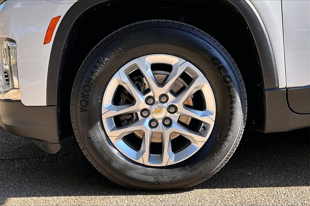 Used 2023 Chevrolet Traverse LS image 31