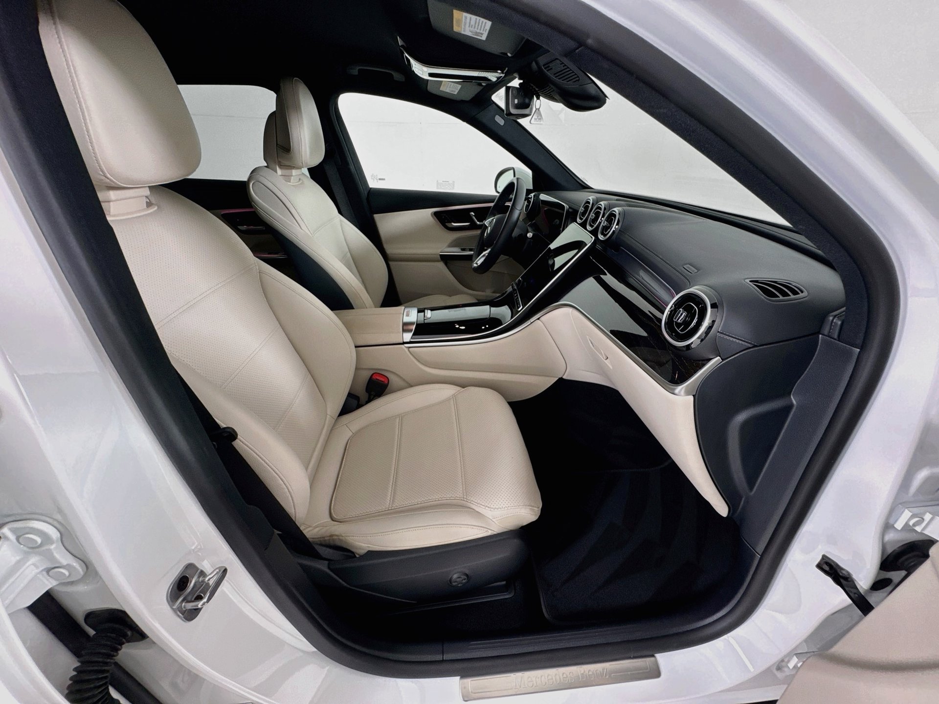 Certified 2025 Mercedes-Benz GLC 300 image 29