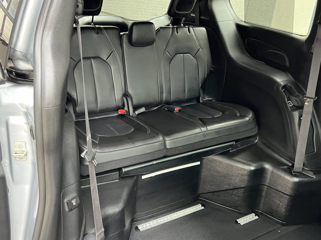 Used 2023 Chrysler Pacifica Touring-L w/ Uconnect Theater Family Group image 21