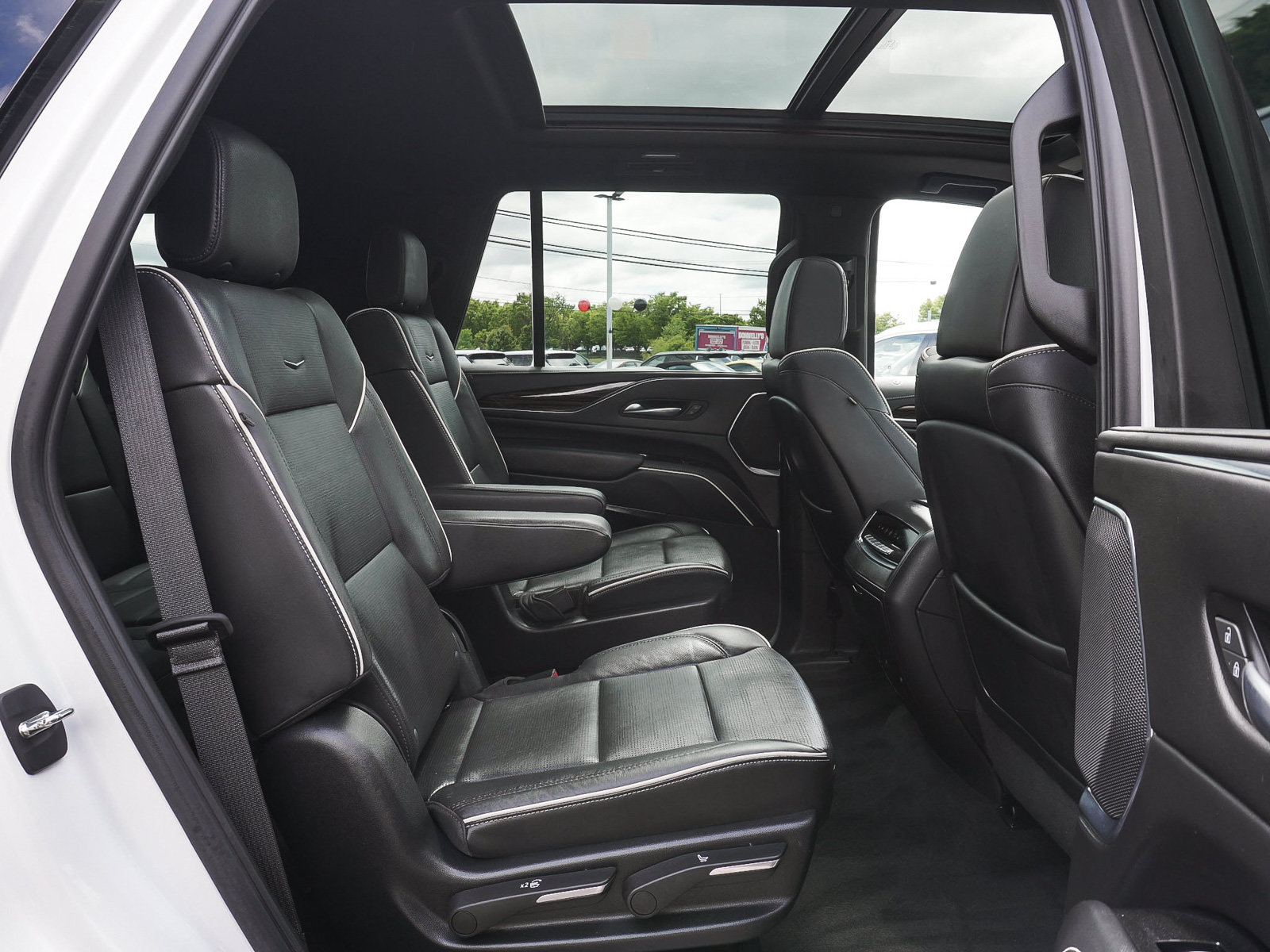 Used 2023 Cadillac Escalade Premium Luxury AWD/4WD image 44