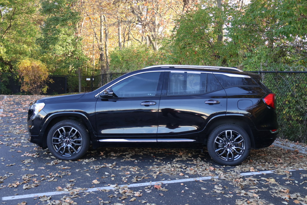 Used 2024 GMC Terrain Denali w/ Black Diamond Edition AWD/4WD image 4