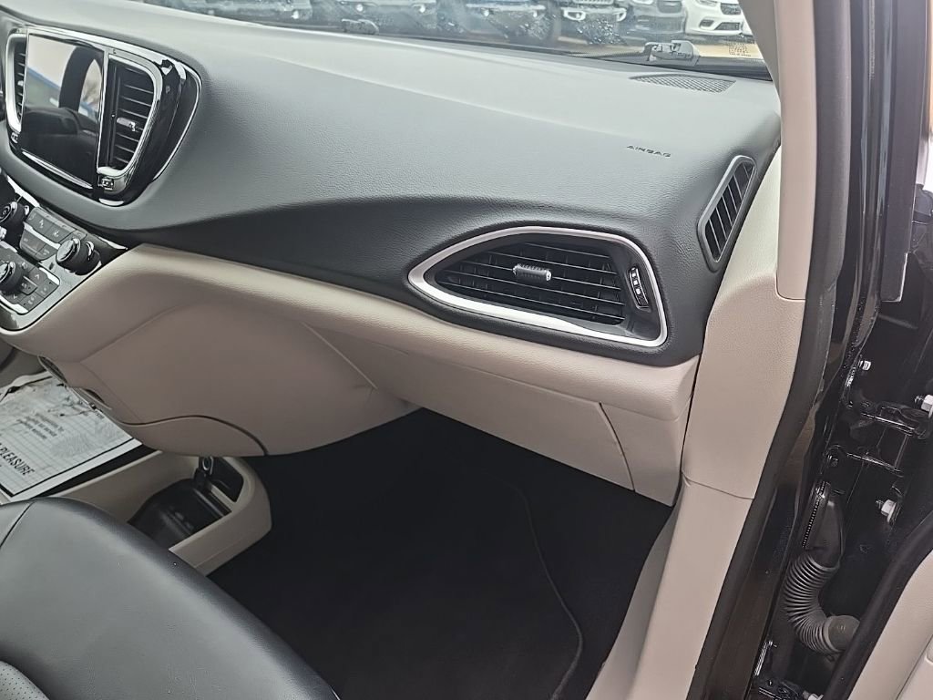 Used 2024 Chrysler Pacifica Touring-L image 66