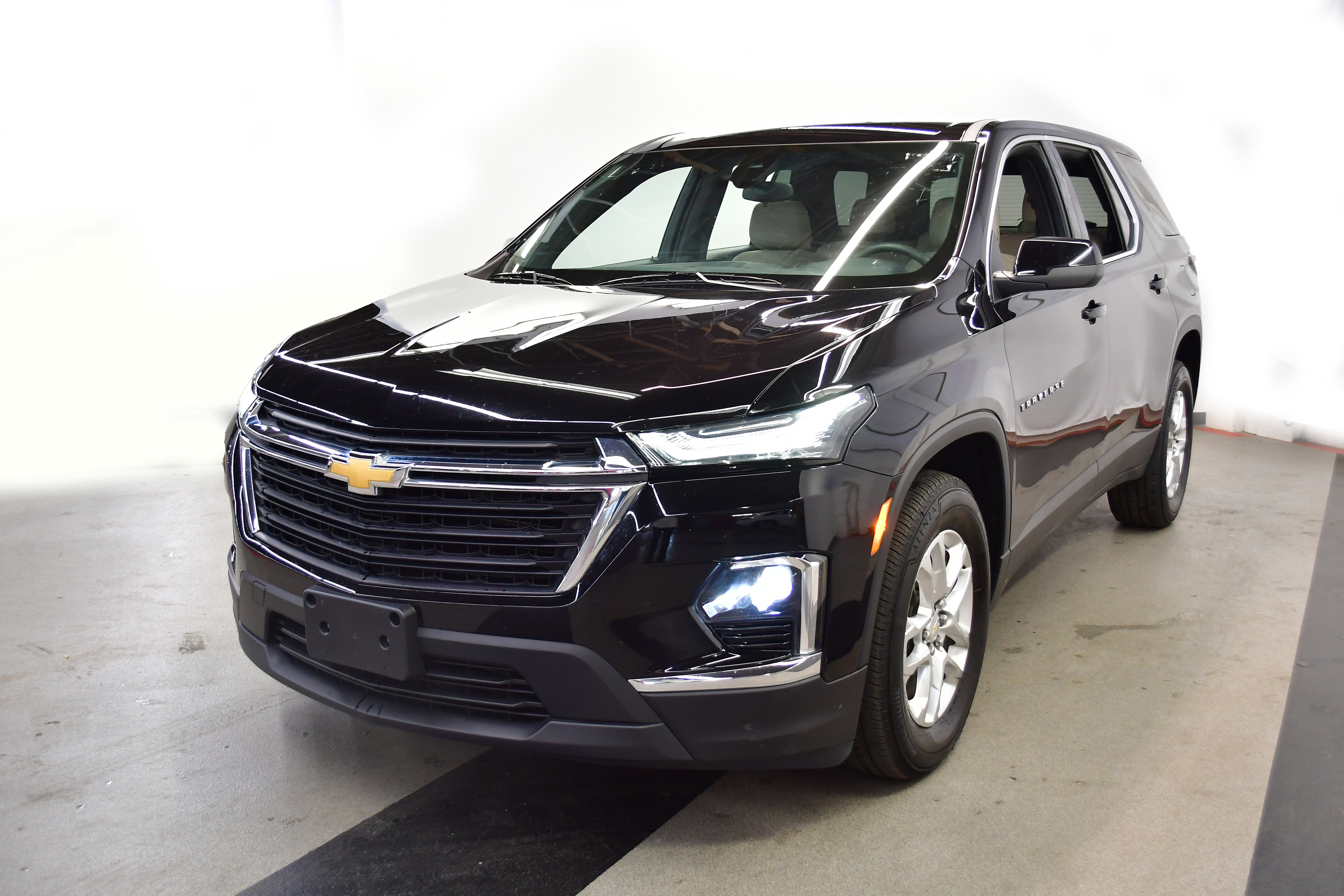 Used 2023 Chevrolet Traverse LS FWD image 4