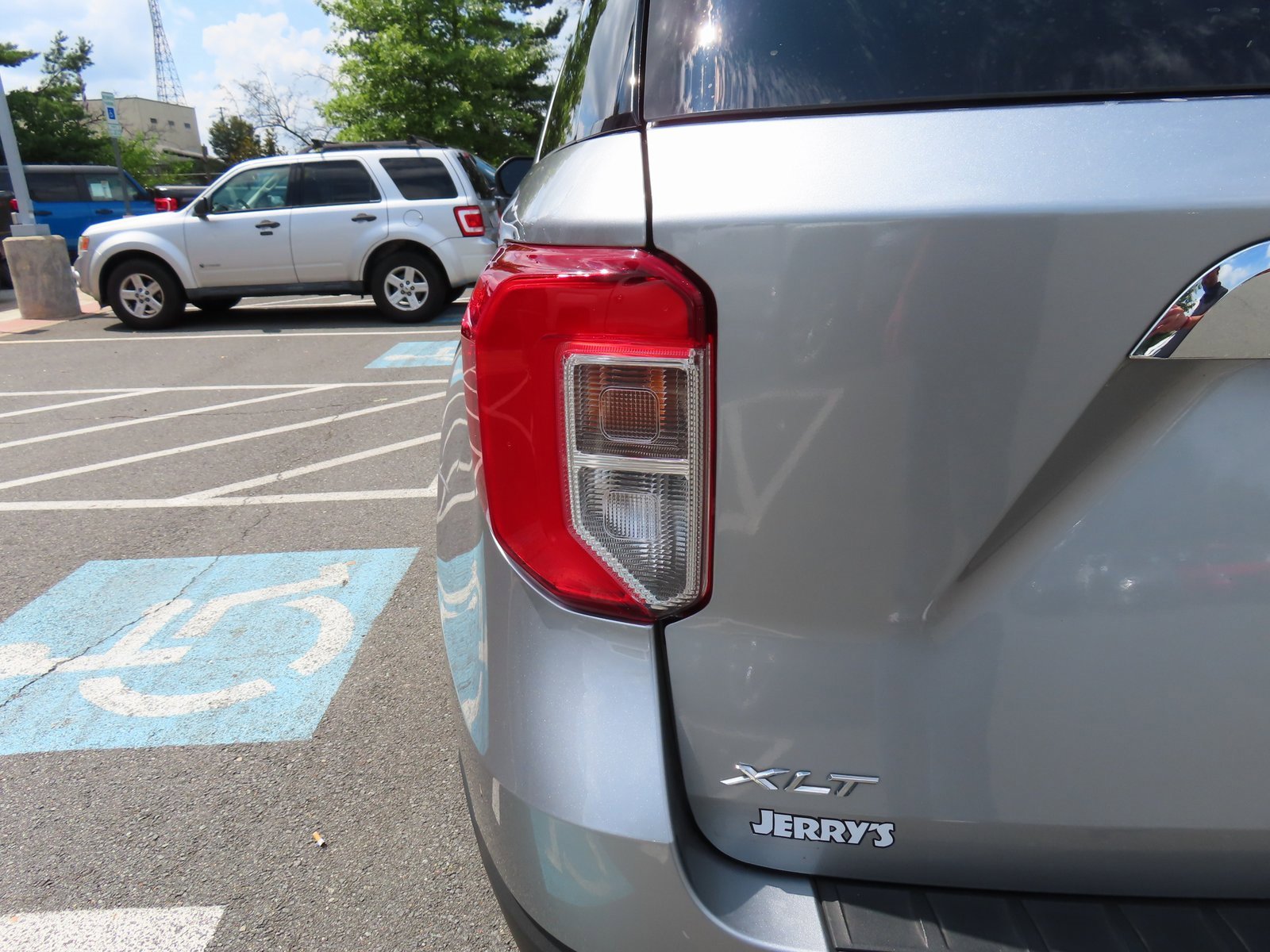 Used 2022 Ford Explorer XLT w/ Equipment Group 202A image 10