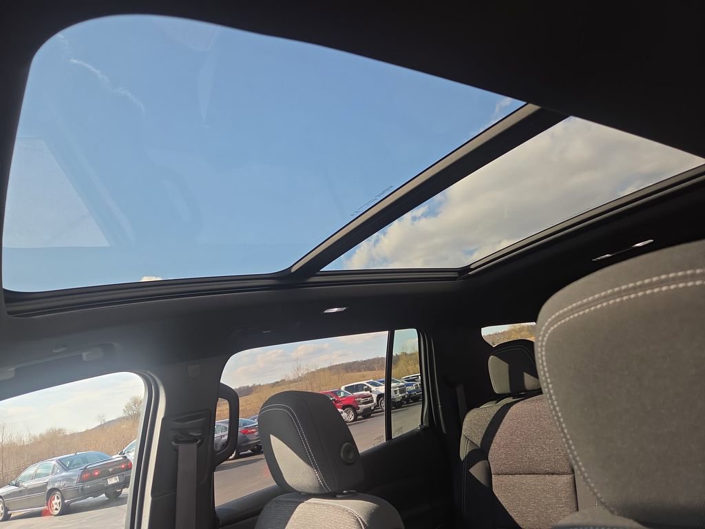 Certified 2025 Chevrolet Traverse LT w/ Sun and Wheel Package AWD/4WD image 26