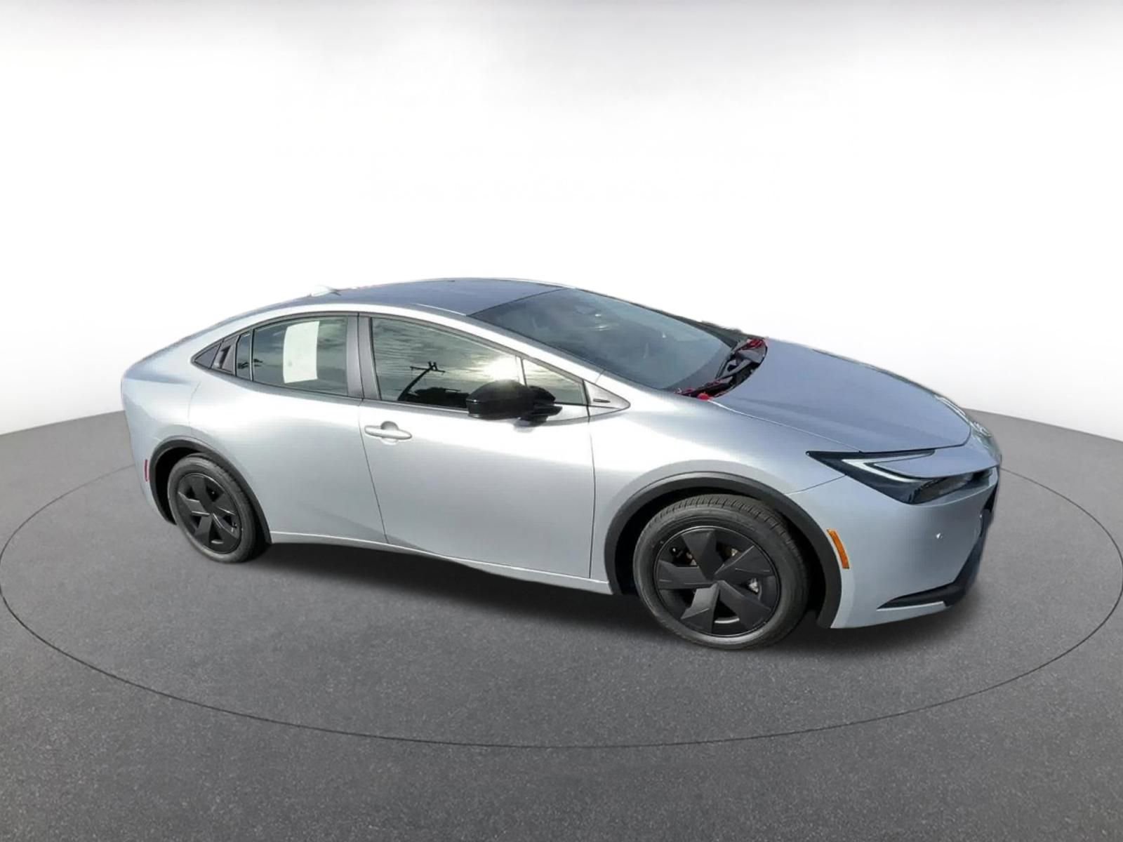 Used 2025 Toyota Prius LE image 2