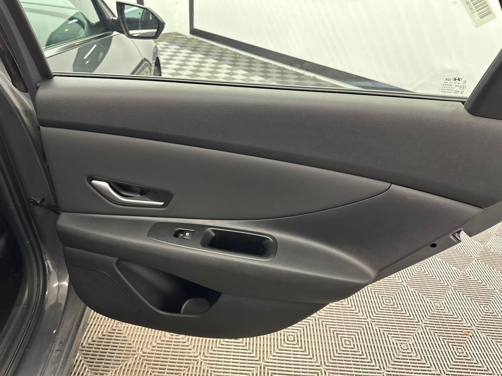 Used 2025 Hyundai Elantra SEL FWD image 16