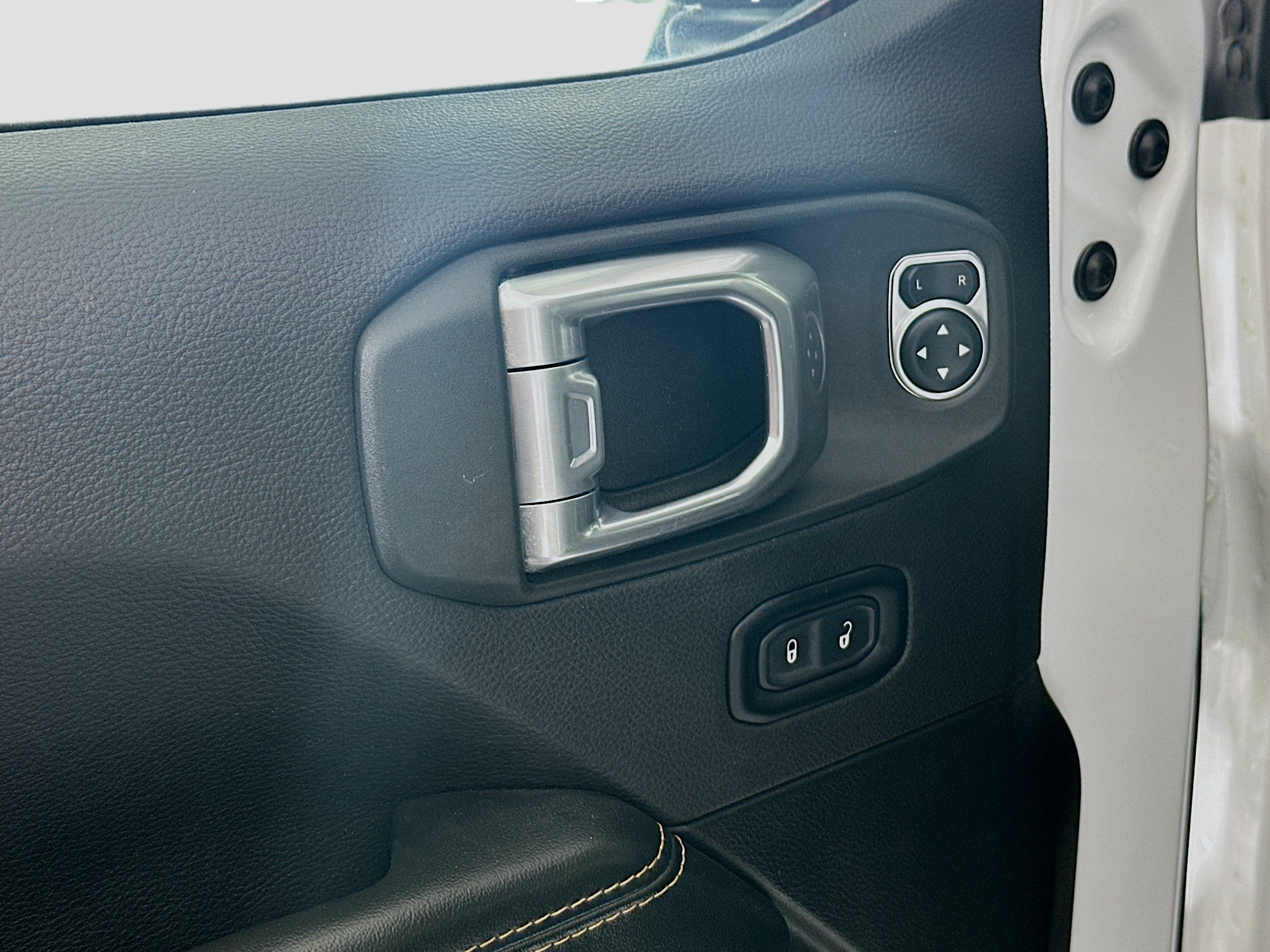 Used 2024 Jeep Wrangler Unlimited Sahara AWD/4WD image 15
