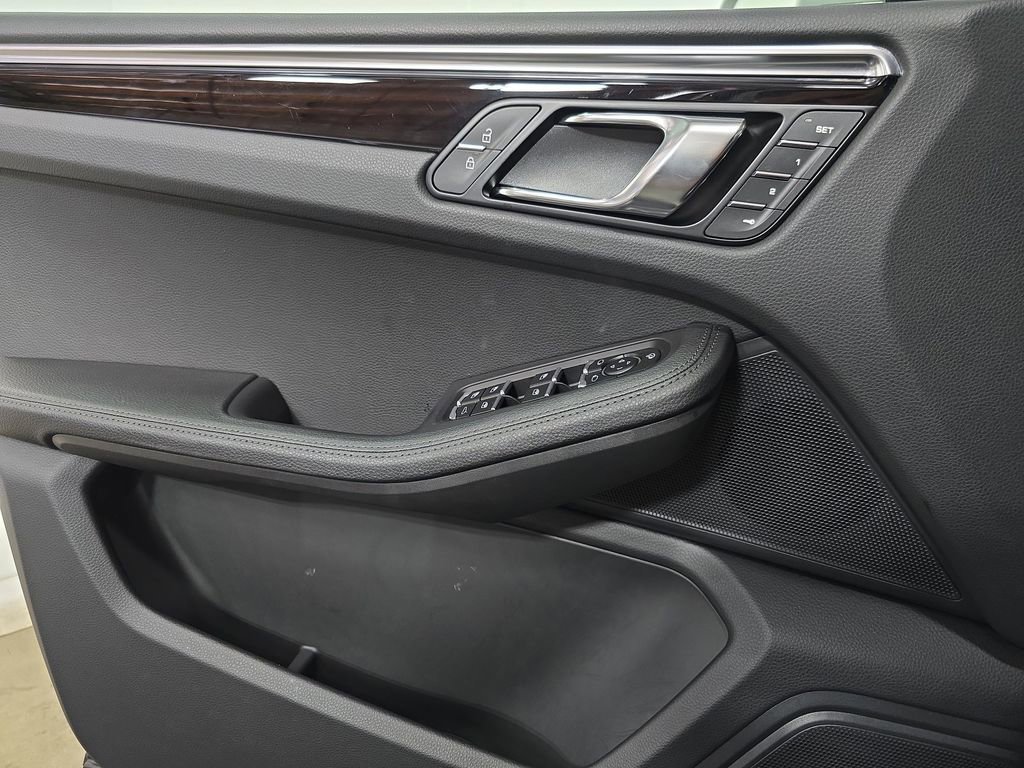 Certified 2025 Porsche Macan image 22