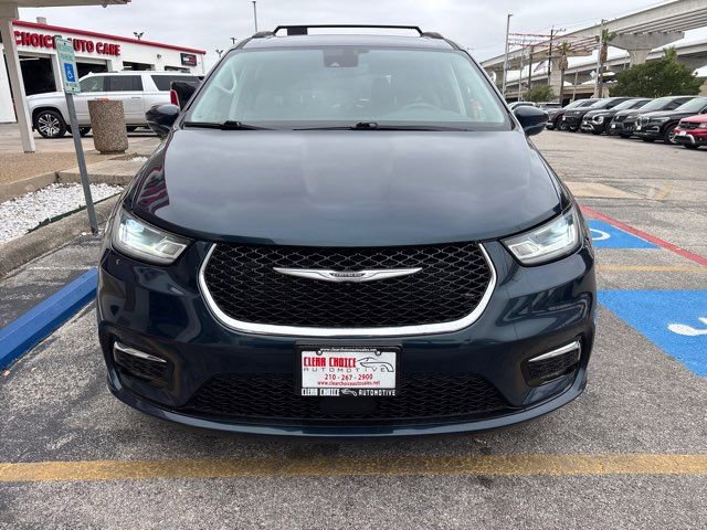 Used 2022 Chrysler Pacifica Touring-L FWD image 2