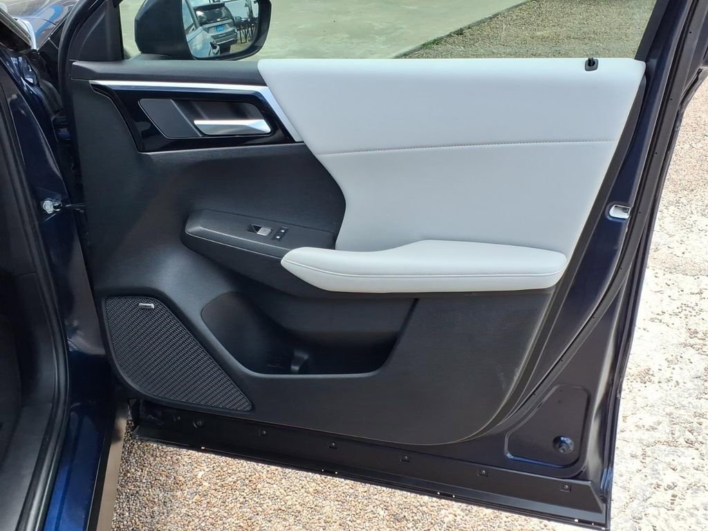 Used 2025 Mitsubishi Outlander SE image 12