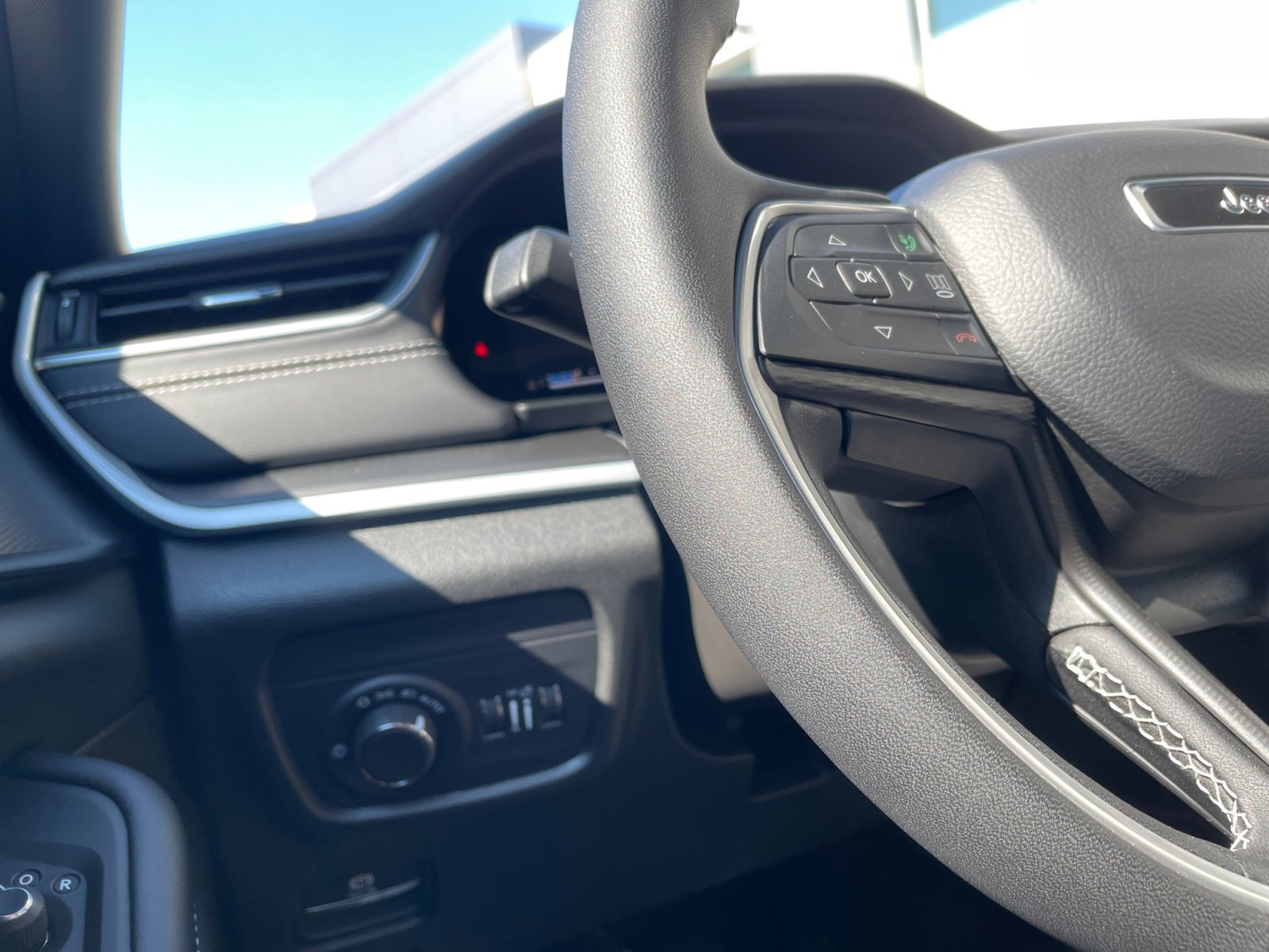 Used 2025 Jeep Grand Cherokee L Altitude image 25