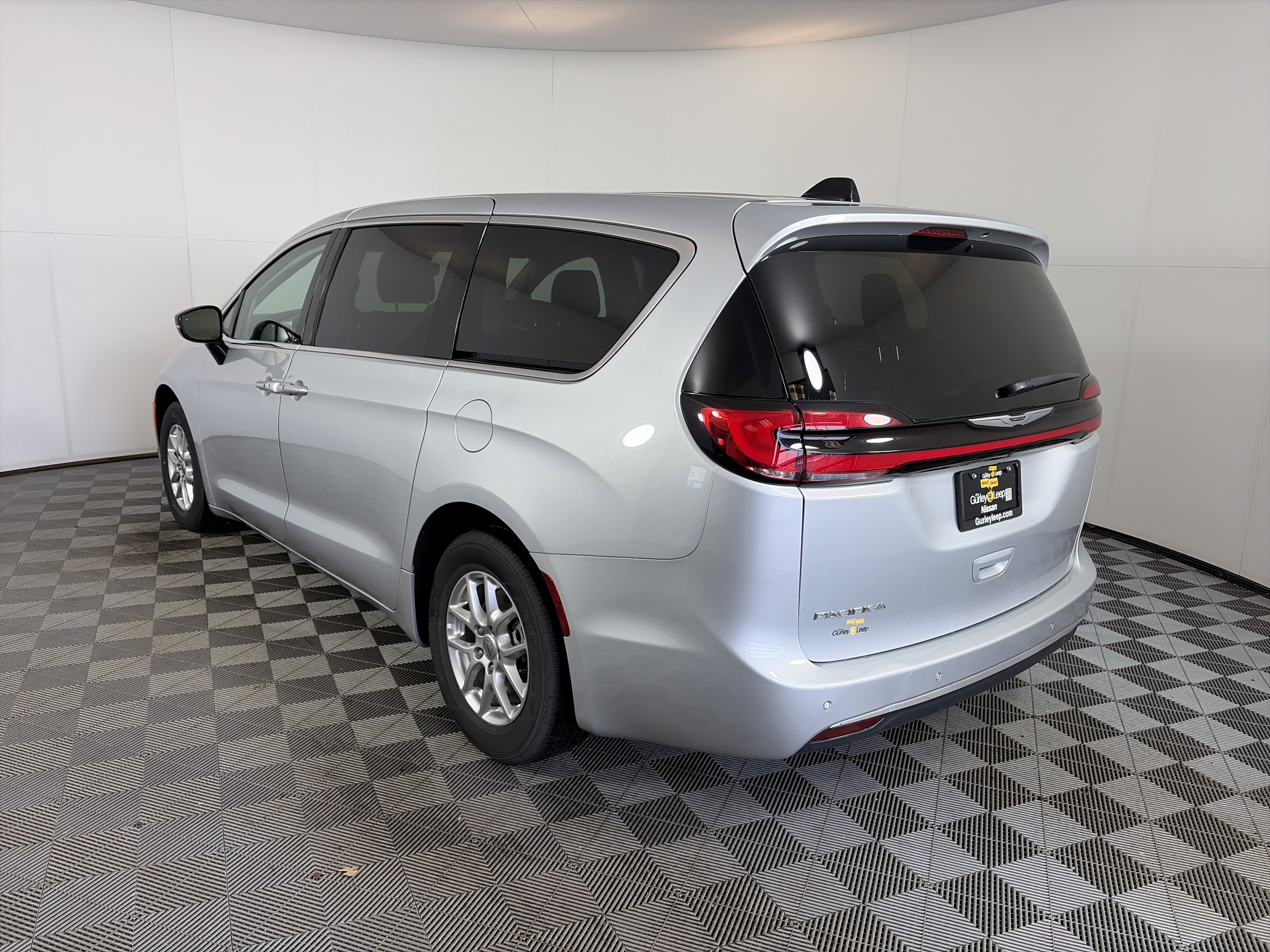 Used 2024 Chrysler Pacifica Touring-L image 9