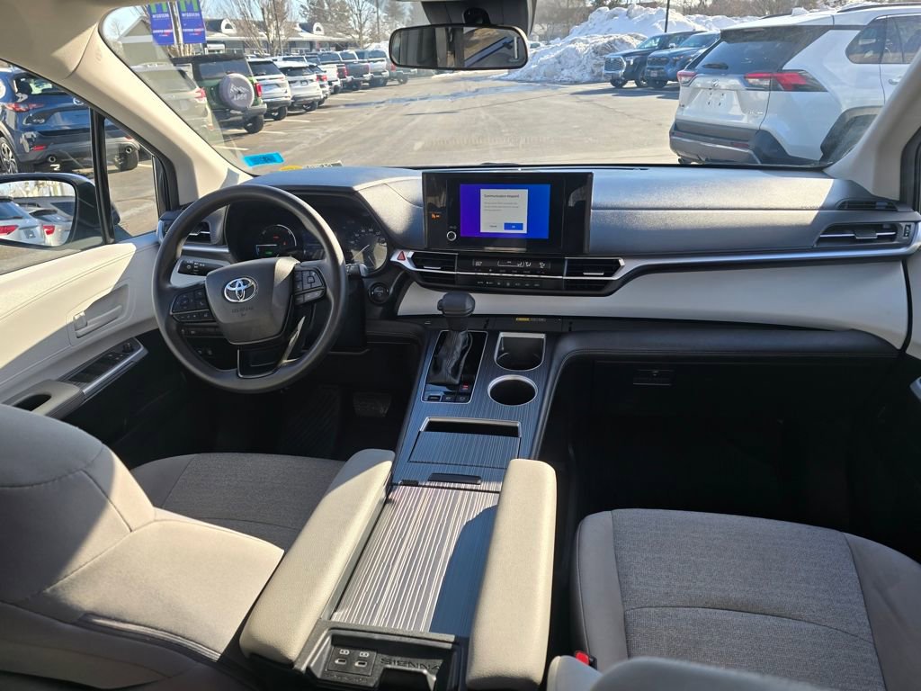 Used 2025 Toyota Sienna LE image 14