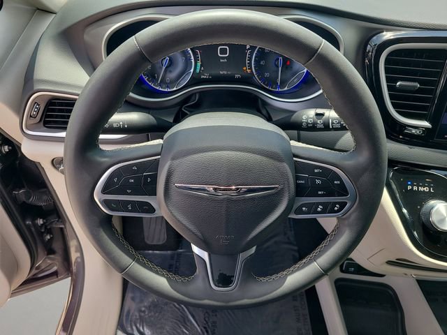 Used 2023 Chrysler Pacifica Touring-L FWD image 22