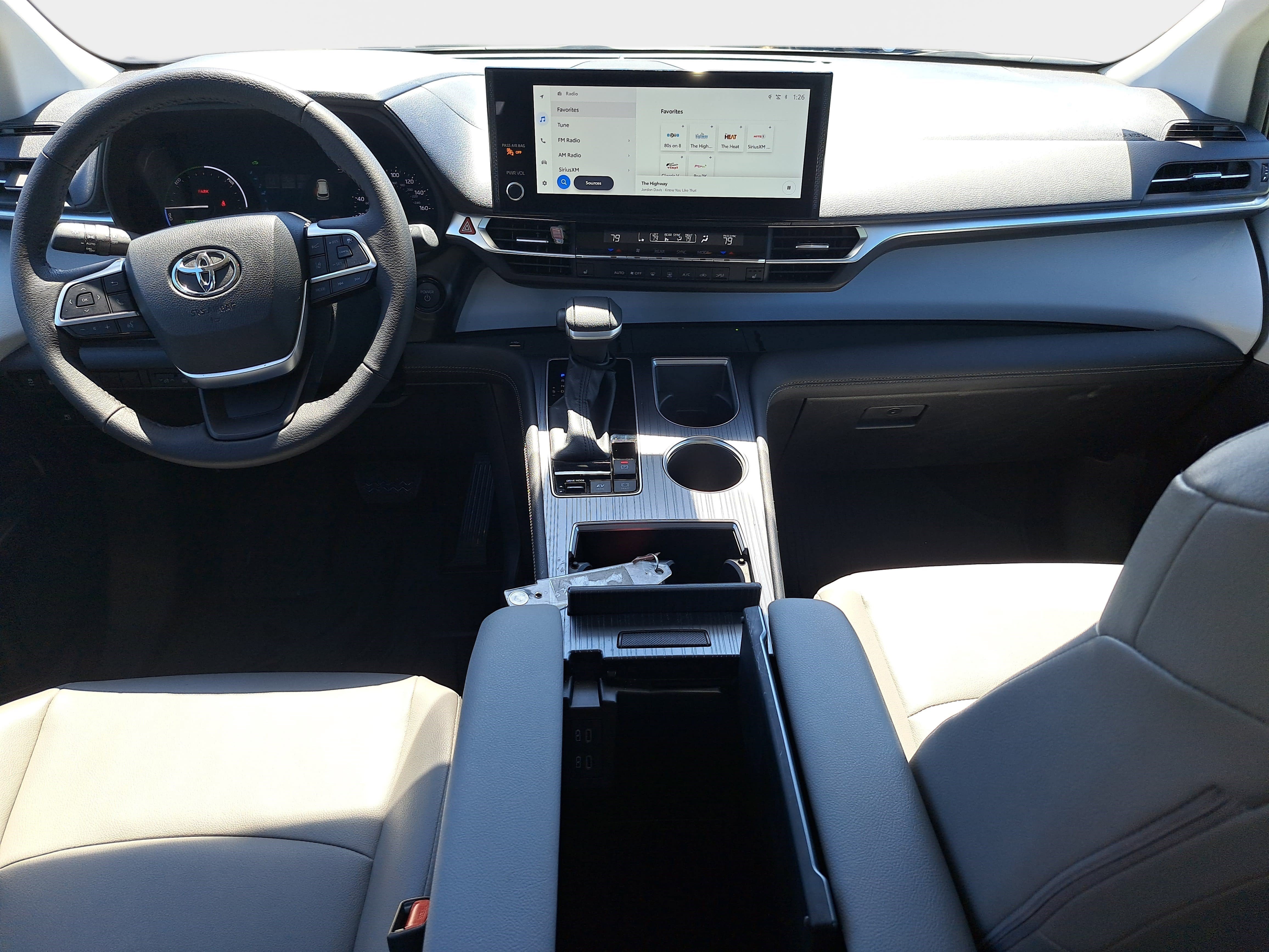 Used 2025 Toyota Sienna XLE FWD image 9