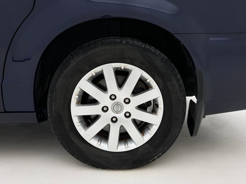 Used 2015 Chrysler Town & Country Touring image 28