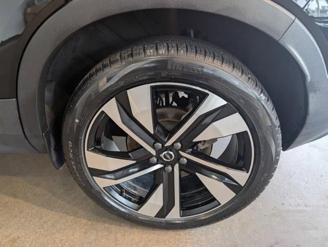 Used 2023 Volvo XC40 B5 Plus w/ Driver Assist Package image 9