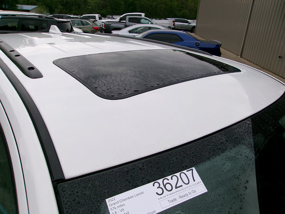 Used 2022 Jeep Grand Cherokee Laredo X AWD/4WD image 8