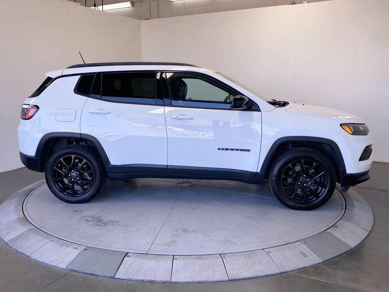 Used 2025 Jeep Compass Latitude w/ Altitude Special Edition AWD/4WD image 6