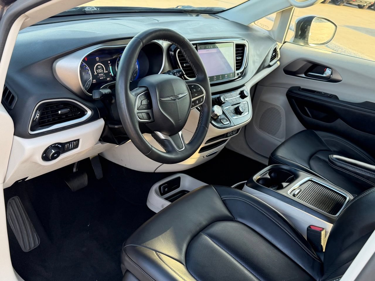 Used 2023 Chrysler Pacifica Touring-L FWD image 14