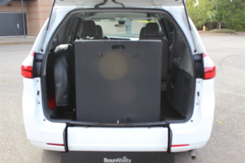 Used 2020 Toyota Sienna L FWD image 15