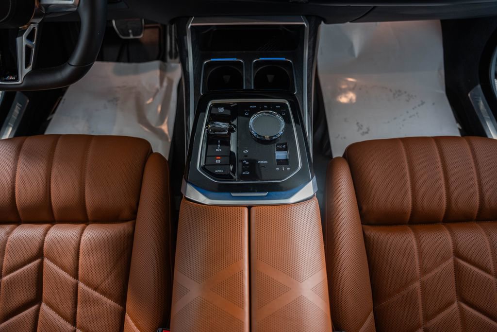 Used 2025 BMW 750e xDrive image 27