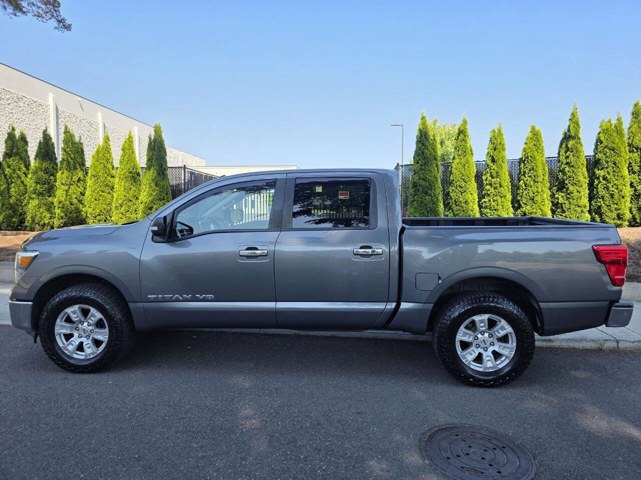 Used 2019 Nissan Titan SV image 8
