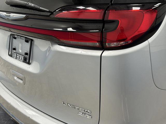 Used 2023 Chrysler Pacifica Limited w/ Uconnect Theater Family Group image 38