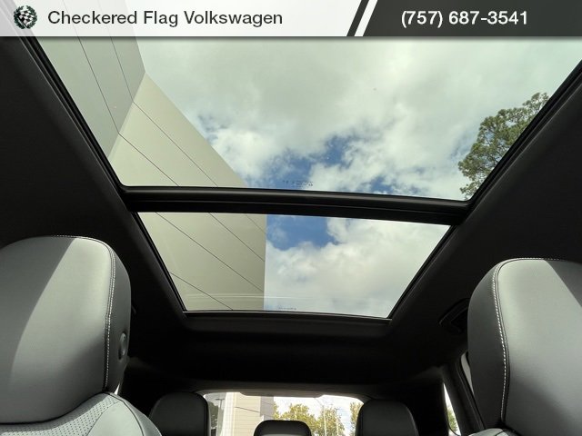 New 2025 Volkswagen Tiguan SE R-Line image 9