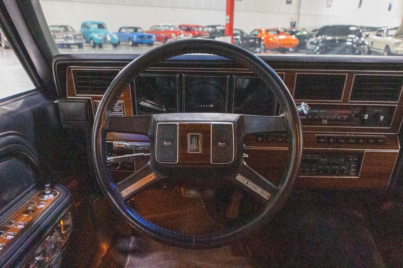 Used 1988 Lincoln Town Car Signature RWD image 10