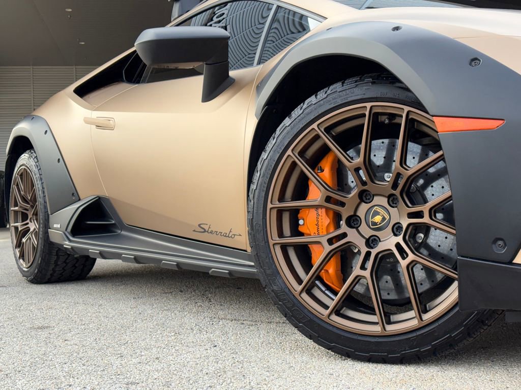 Used 2024 Lamborghini Huracan Sterrato image 2