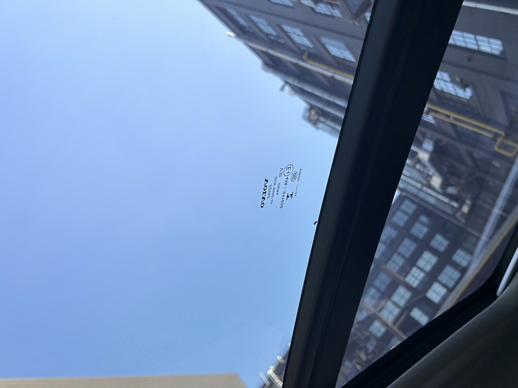 Certified 2025 Volvo XC40 B5 Plus image 29