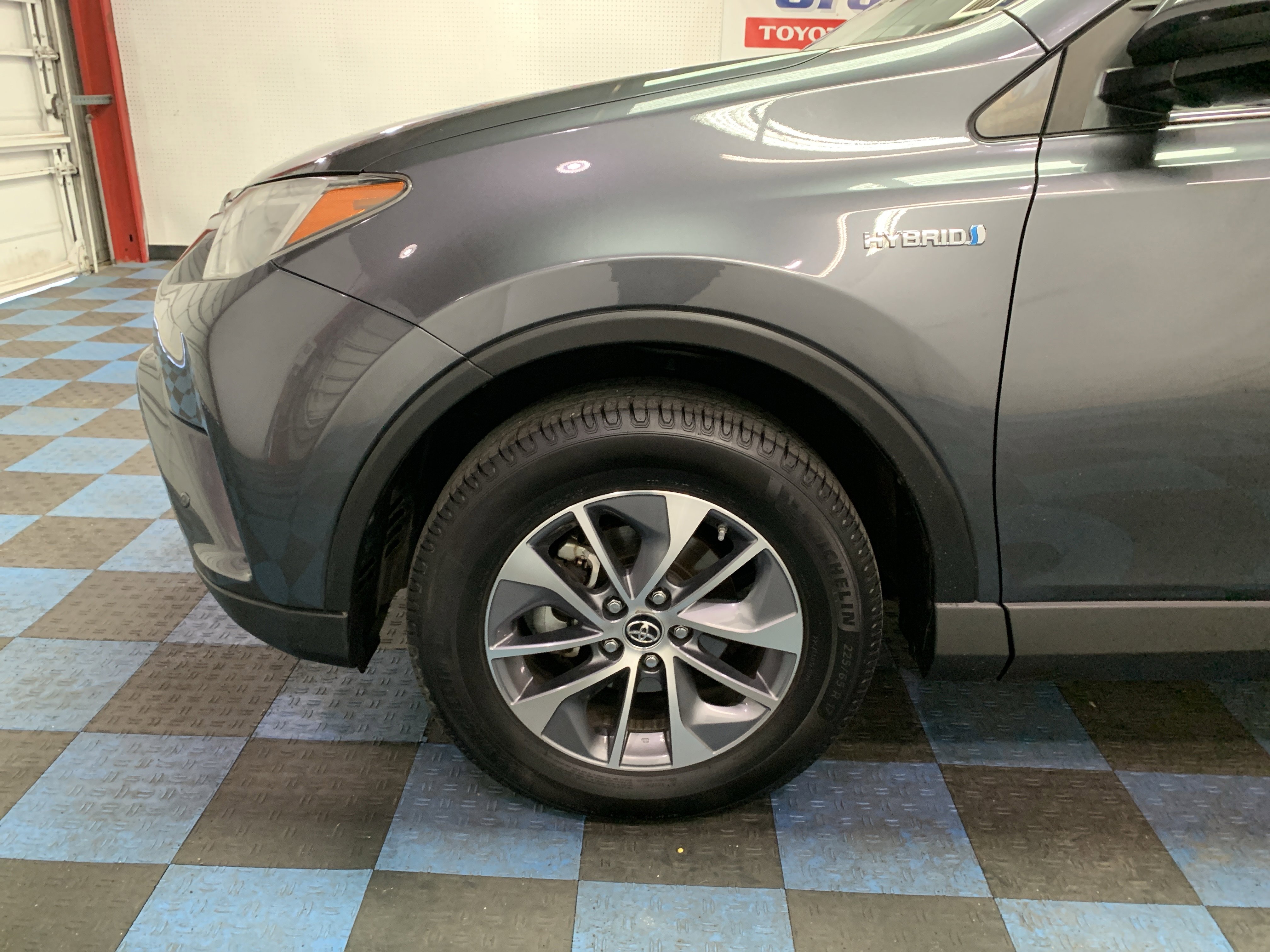 Used 2018 Toyota RAV4 XLE w/ Convenience Package AWD/4WD image 9