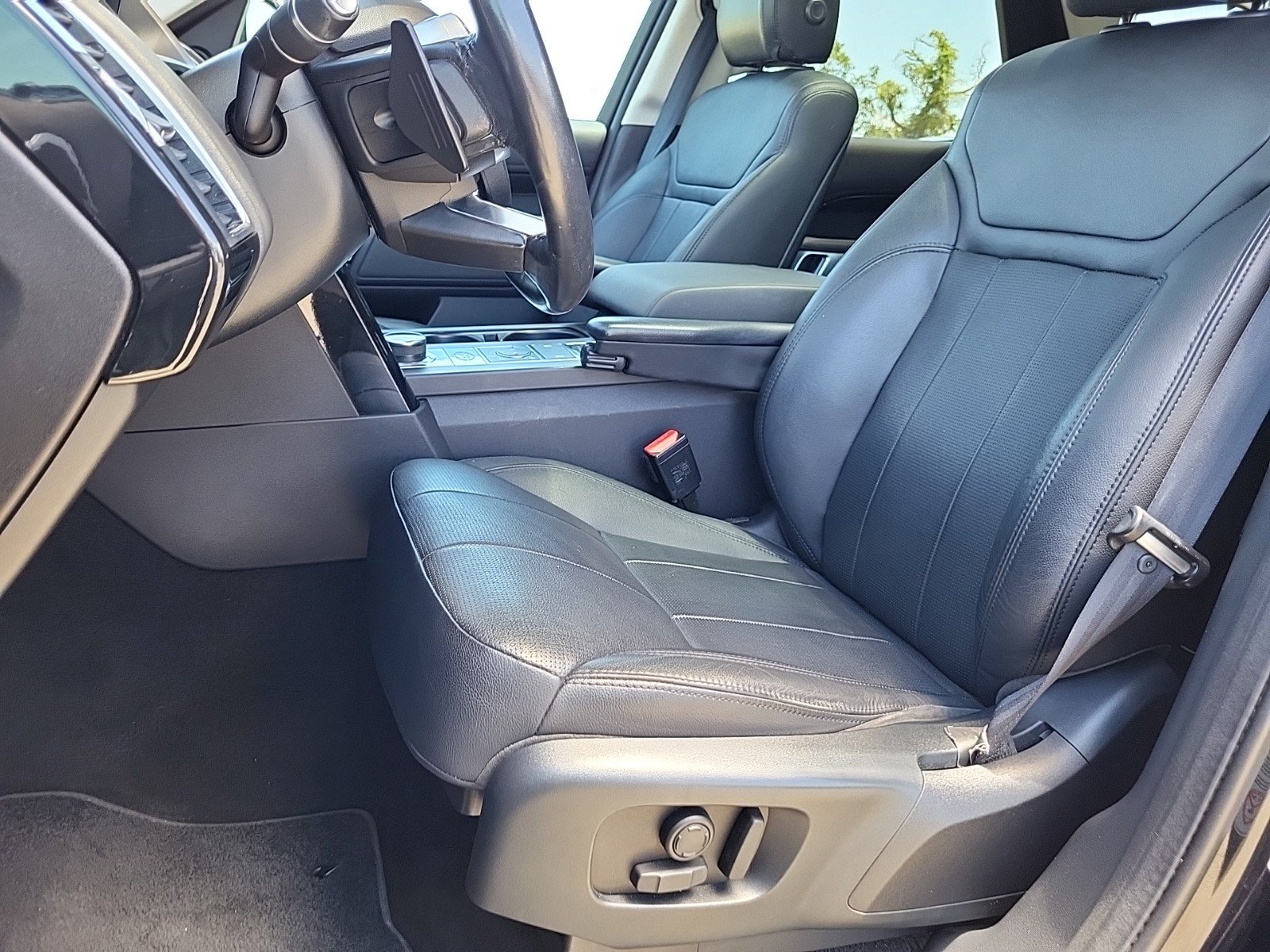 Used 2019 Land Rover Discovery SE AWD/4WD image 15