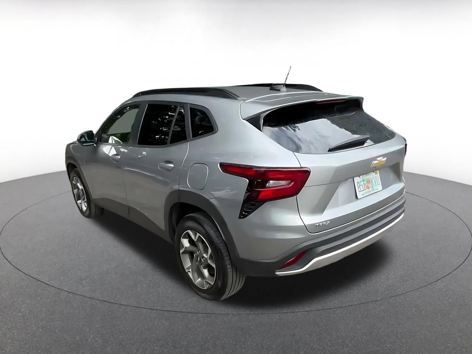 Used 2025 Chevrolet Trax LT w/ LT Convenience Package FWD image 9