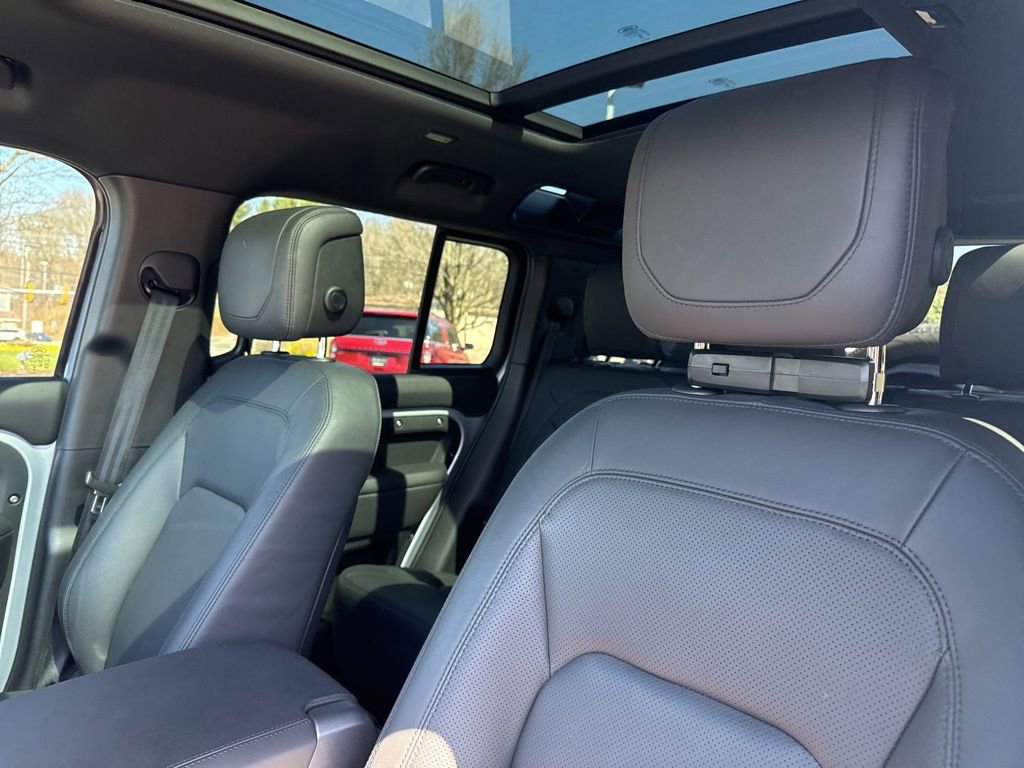 Used 2024 Land Rover Defender 110 SE image 13