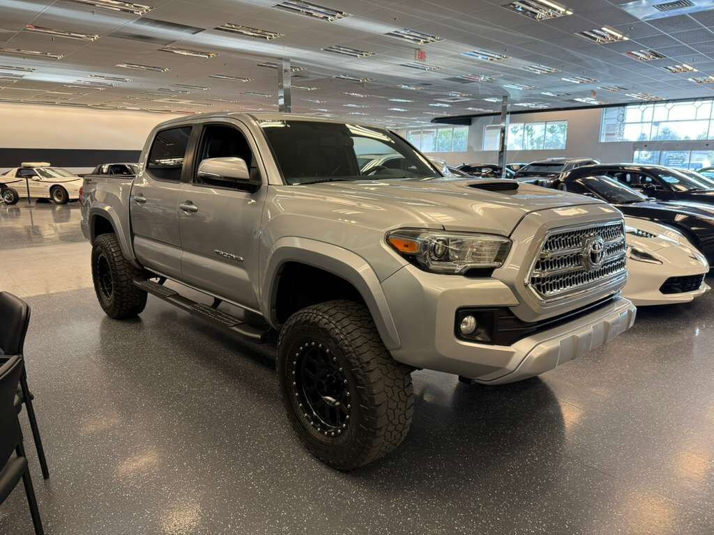 Used 2017 Toyota Tacoma TRD Sport w/ Tow Package image 4