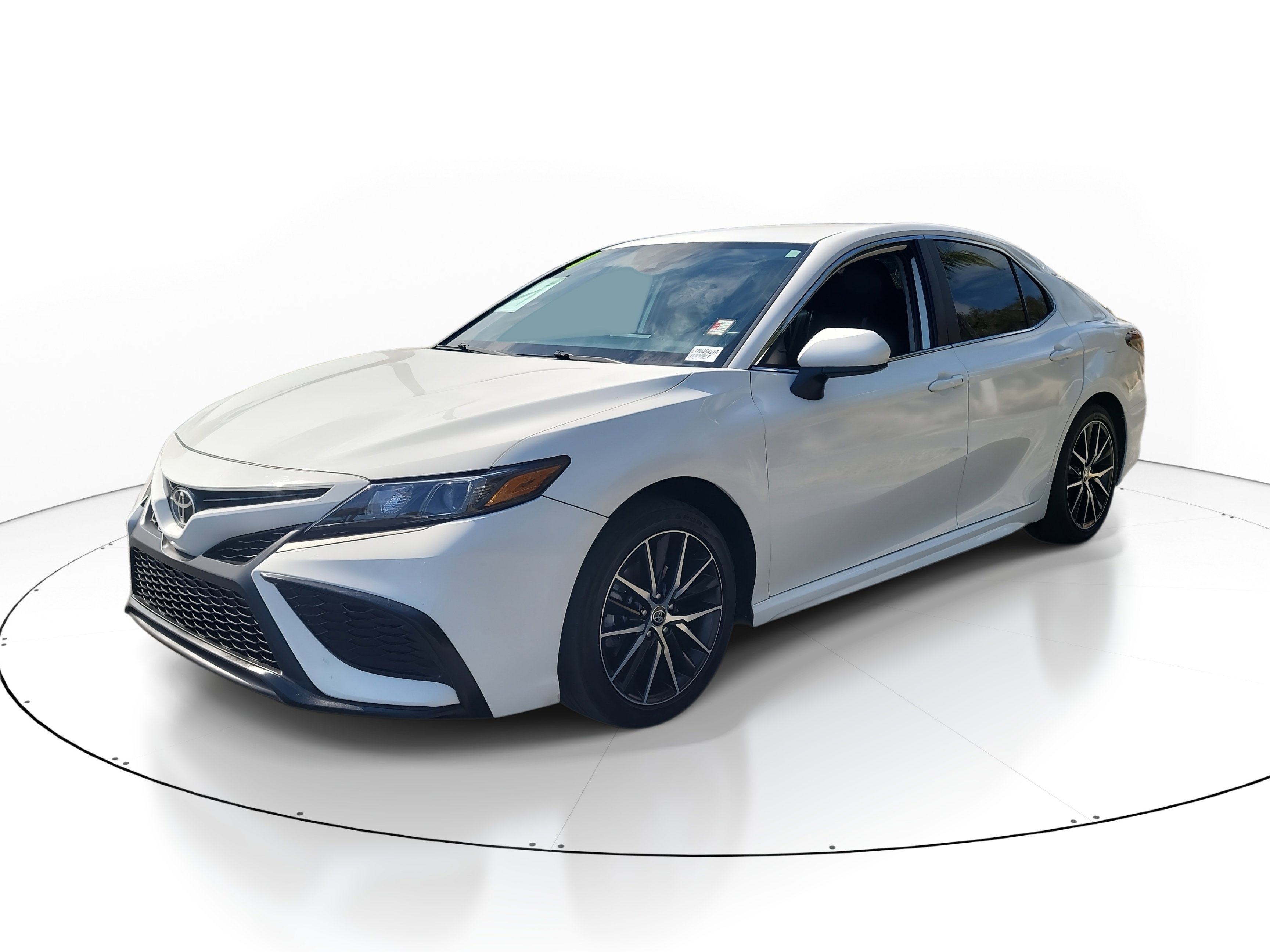 Used 2021 Toyota Camry SE image 3