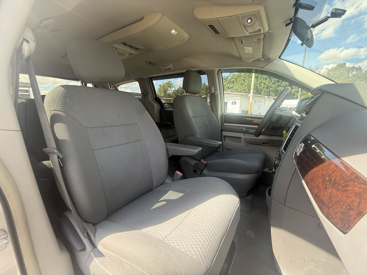 Used 2010 Chrysler Town & Country Touring FWD image 59