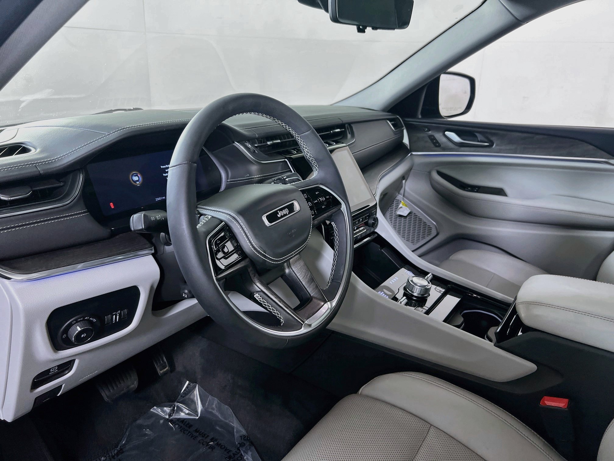 Used 2023 Jeep Grand Cherokee L Overland w/ Luxury Tech Group IV AWD/4WD image 9
