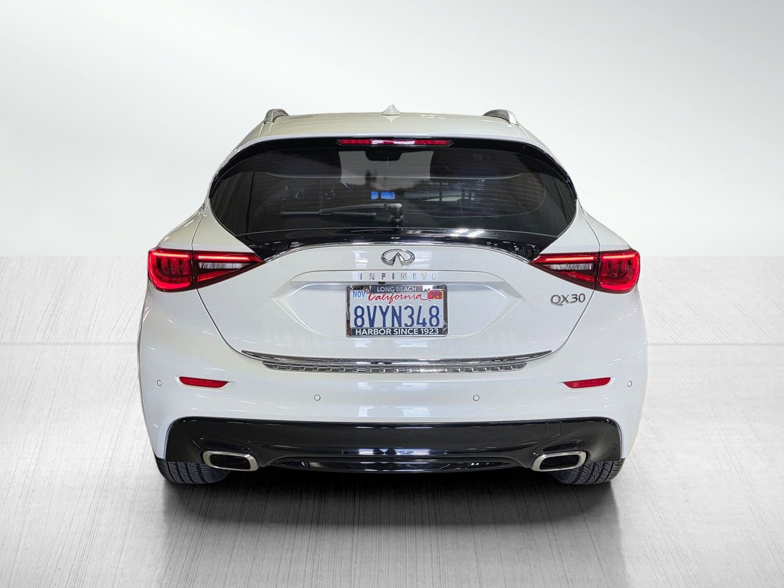 Used 2017 INFINITI QX30 Premium w/ Navigation Package FWD image 6