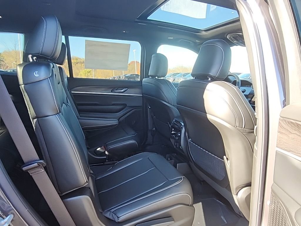 New 2025 Jeep Grand Cherokee L Limited w/ Black Appearance Package AWD/4WD image 14