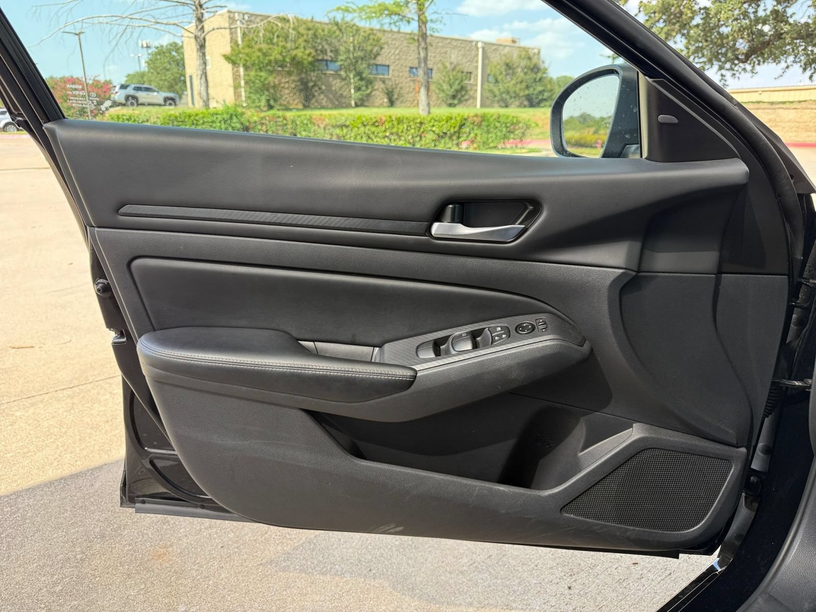 Used 2025 Nissan Altima 2.5 SV FWD image 15