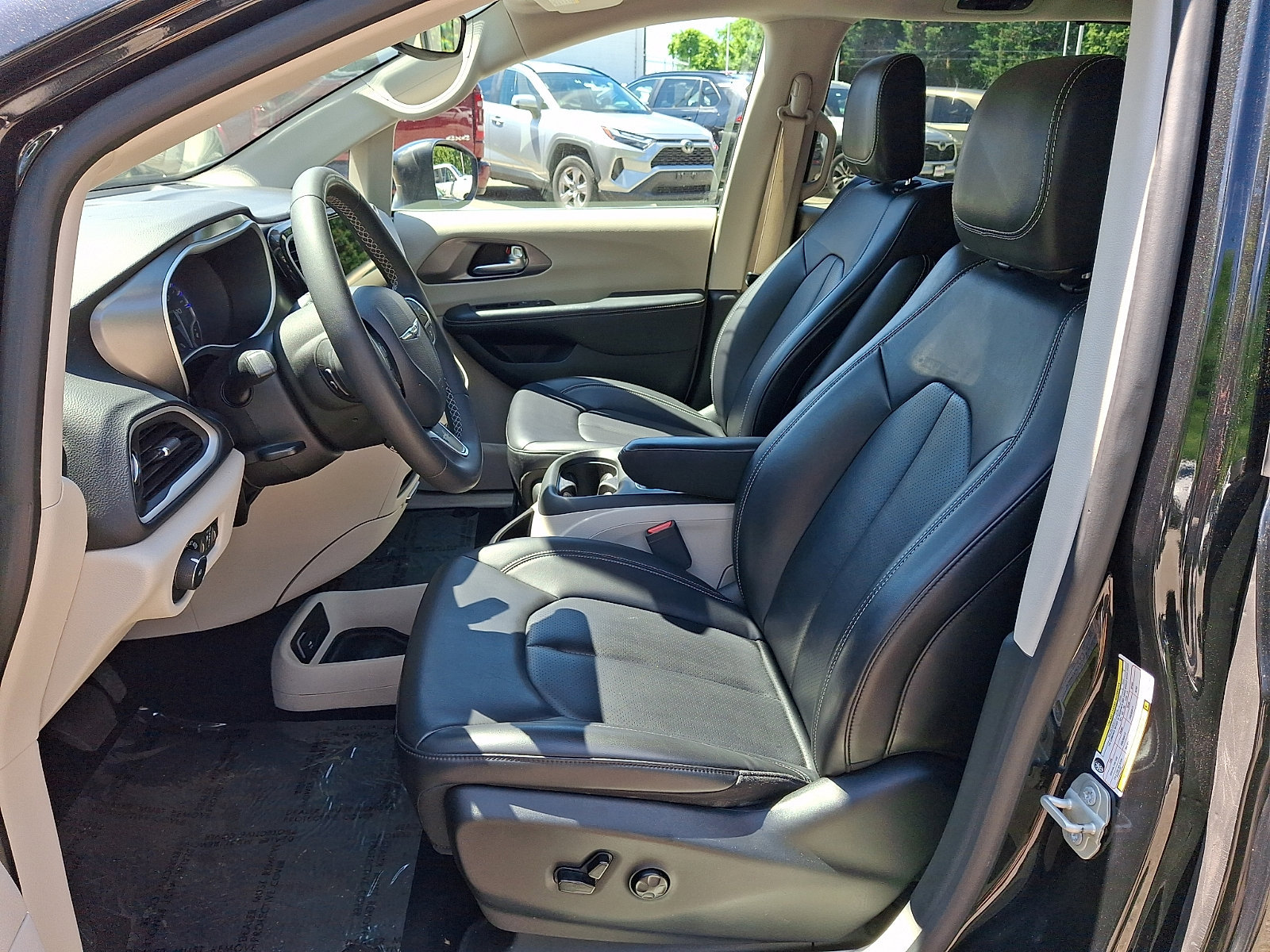 Used 2023 Chrysler Pacifica Touring-L FWD image 15