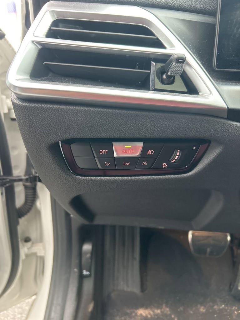 Used 2025 BMW 330i Sedan w/ M Sport Package RWD image 16