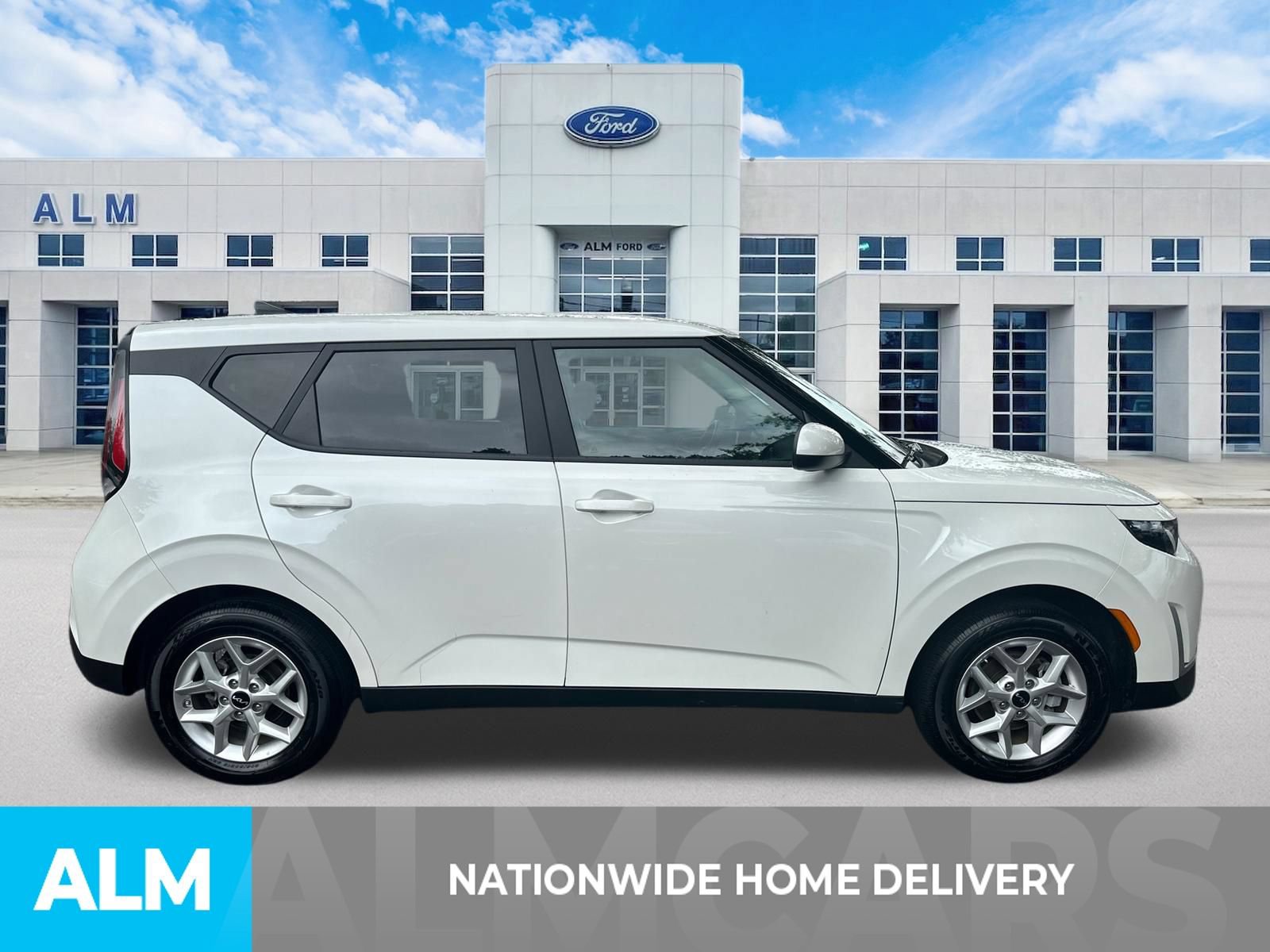 Used 2025 Kia Soul LX w/ LX Technology Package FWD image 4