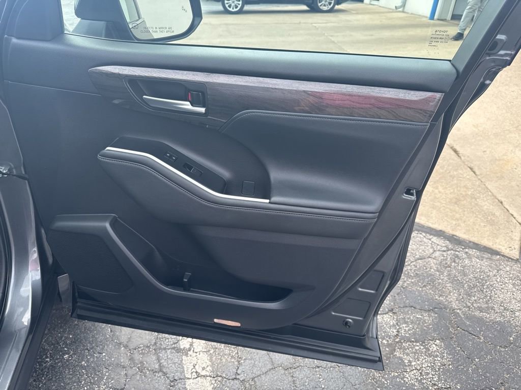 Used 2023 Toyota Highlander Platinum image 38