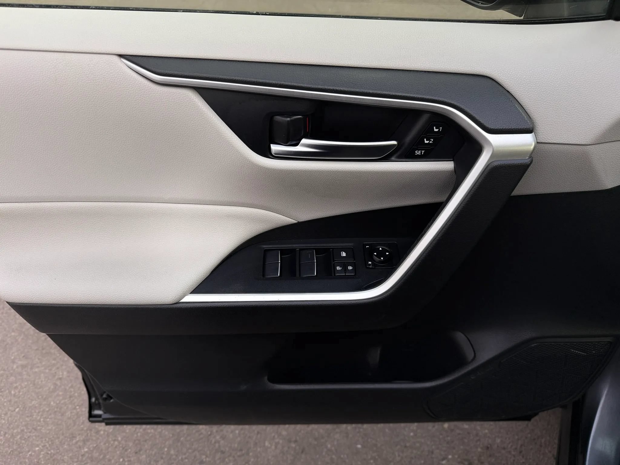 Used 2020 Toyota RAV4 XLE Premium AWD/4WD image 14